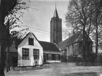 94515 Gezicht op de voorgevel van een huis aan de Kerkstraat te Soest; met op de achtergrond de toren van de ...